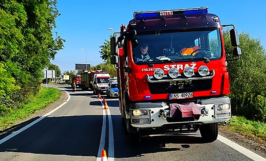 Wypadek na DW969 w Naszacowicach. Kobieta straciła panowanie nad pojazdem. Wóc uderzył w latarnie i zatrzymał się w zaroślach 