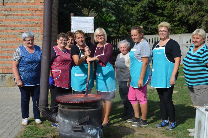 Wspólna akcja smażenia powideł w gminie Wielichowo! Usmażono ponad pół tony owoców! [ZDJĘCIA]