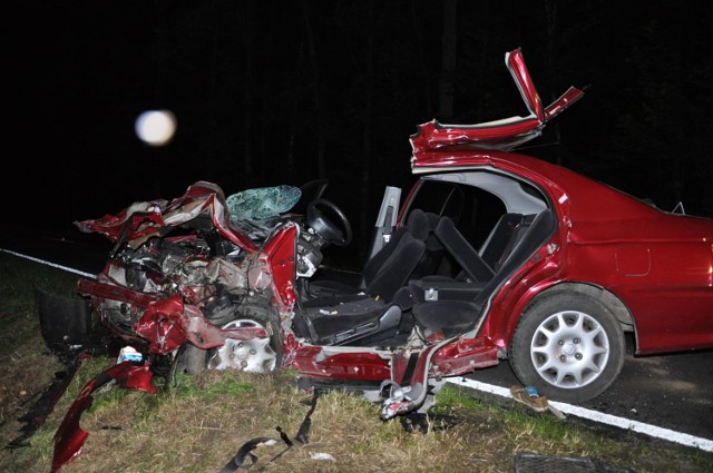 Wypadek w Kołaczach. Nie żyją oboje kierujący

W niedzielę w nocy w miejscowości Kołacze (powiat włodawski) doszło do czołowego zderzenia dwóch samochodów. Nie żyją oboje kierujący. Sprawę bada prokuratura i policja.