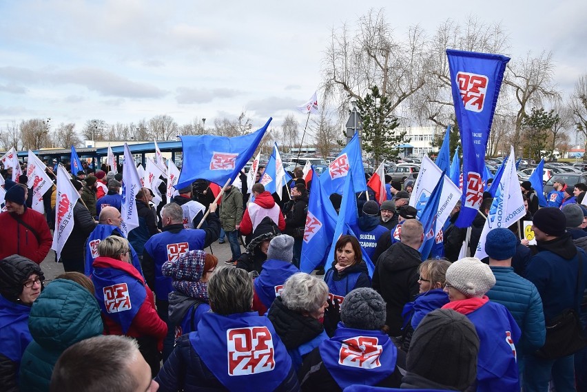 Pod bramą kwidzyńskiego zakładu IP protestowali związkowcy z...