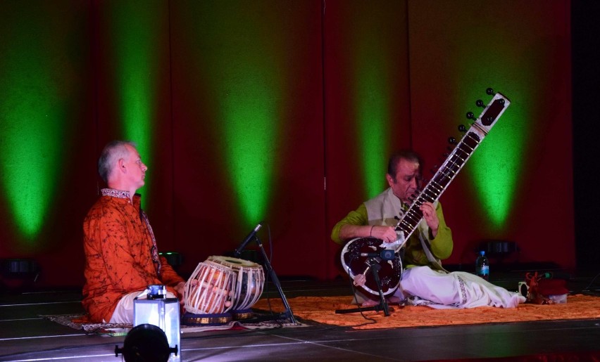 Muzyka indyjska na Zamkowych Kameraliach w Malborku [ZDJĘCIA]. Mistrz sitaru "zahipnotyzował" publiczność