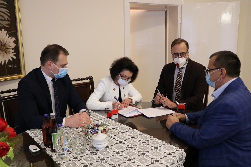 Samorządowcy z powiatu złożyli pismo do ministra Kurtyki.