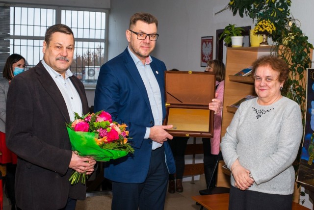 Burmistrz Sandomierza Marcin Marzec w środku  wraz z Wojciechem Czerwcem przewodniczącym Rady Miasta  podziękował Pani Barbarze za cenny czas pracy na rzecz rozwoju kultury literackiej w mieście.