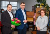 Barbara Rożek długoletnia dyrektor Miejskiej Biblioteki Publicznej w Sandomierzu odeszła na emeryturę. Kwiaty i grawerton od władz miasta 