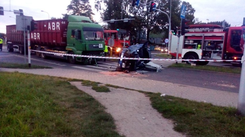 Zderzenie ciężarówki i volkswagena na skrzyżowaniu Dworcowej i Nad Rudą - ZDJĘCIA