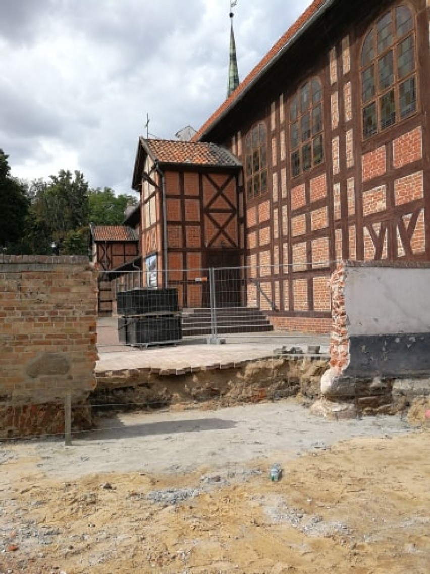 Malbork. Brama kościelna przy ul. Słowackiego rozebrana, ale będzie odbudowana