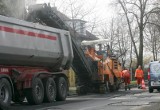 Droga z Marek do Warszawy zwężona do jednego pasa przez frezowanie al. Piłsudskiego