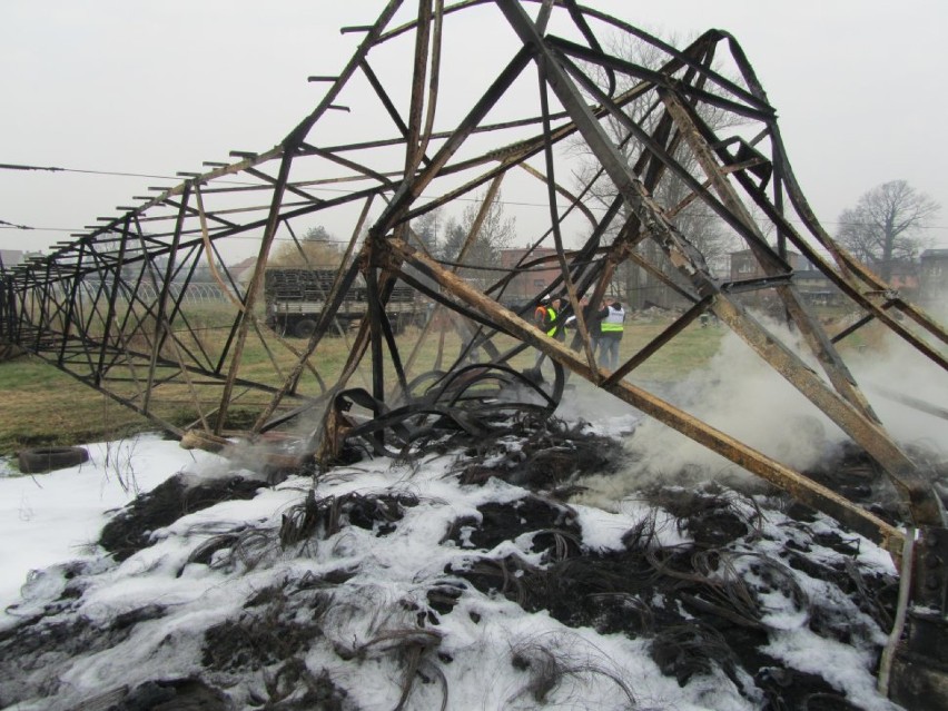 Tychy: Płonący stos 200 opon uszkodził 4 słupy energetyczne, 400 mieszkańców bez prądu