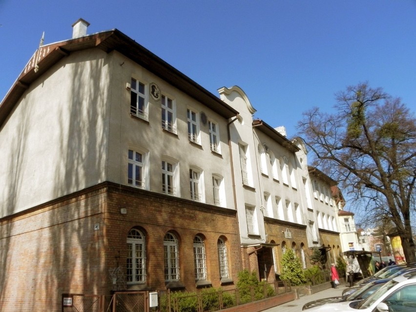 Zbudowano ją w 1904 roku, jako pierwsze w mieście Gimnazjum...