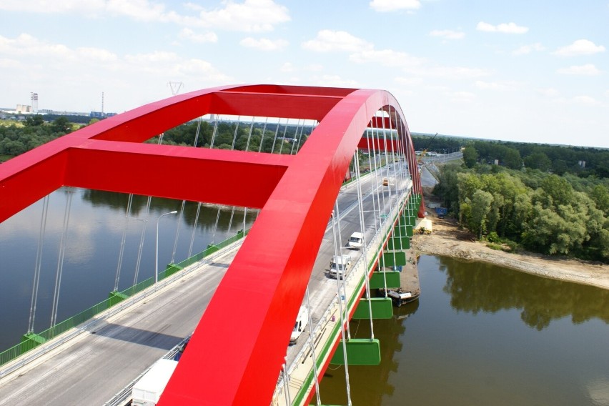 Cofnijmy się w czasie. Zobacz jak wyglądała budowa mostu w Puławach [ZDJĘCIA]