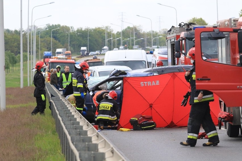 Tragiczny wypadek na obwodnicy Wrocławia. 19-letni kierowca nie żyje [ZDJĘCIA]
