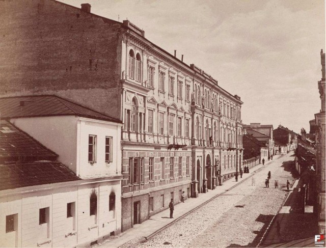 Zdjęcie ulicy Pocztowej z 1895 roku zbiory Biblioteki Narodowej. W głębi ulicy, za teatrem widoczny jest ogród. Dziś dawna Pocztowa to ulica Sienkiewicza.