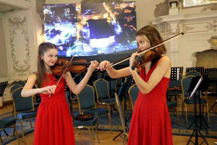 Podczas uroczystości wystąpili uczniowie Zespołu Szkół Muzycznych w Legnicy