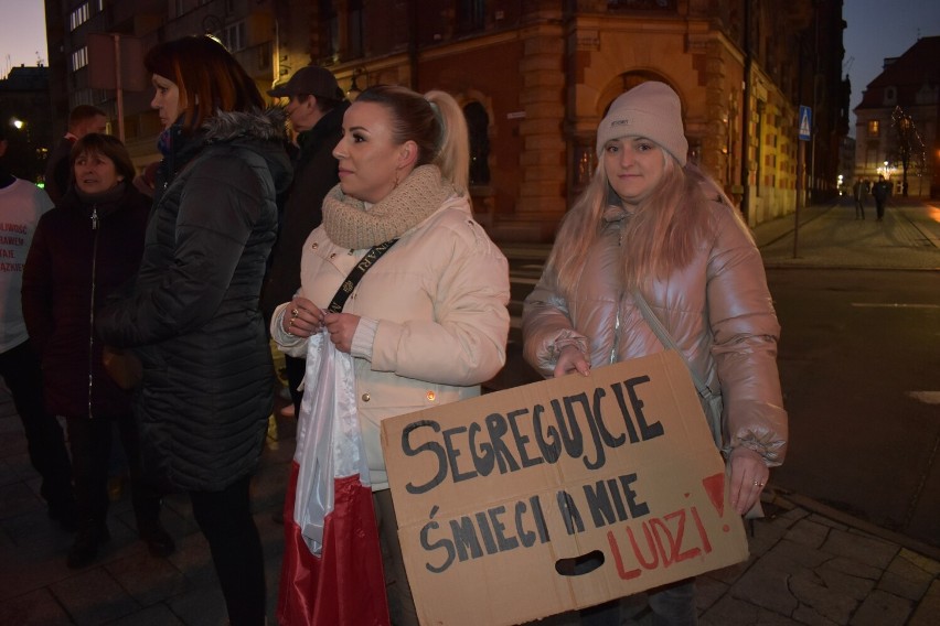 Spontaniczny protest STOP SEGREGACJI SANITARNEJ wyruszył spod legnickiego Ratusza