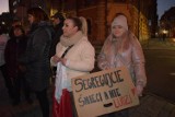 Spontaniczny protest STOP SEGREGACJI SANITARNEJ przeszedł od legnickiego Ratusza przez Rynek