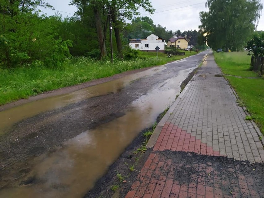 Zalane ulice, podtopione piwnice i drzewa na drogach. Krajobraz po niedzielnej burzy [ZDJĘCIA]