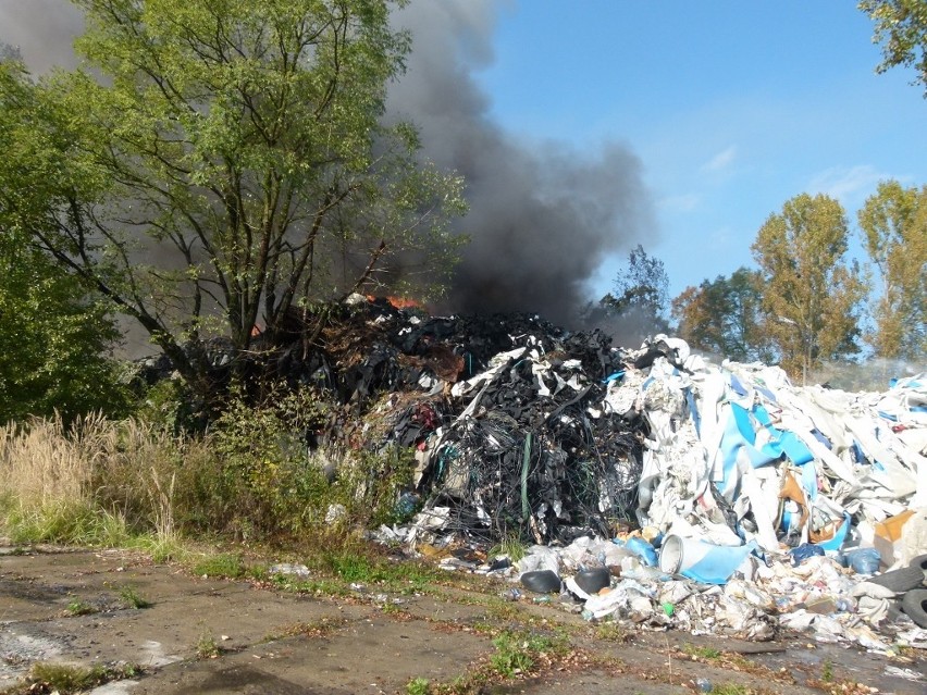 Pożar składowiska odpadów w Zelowie