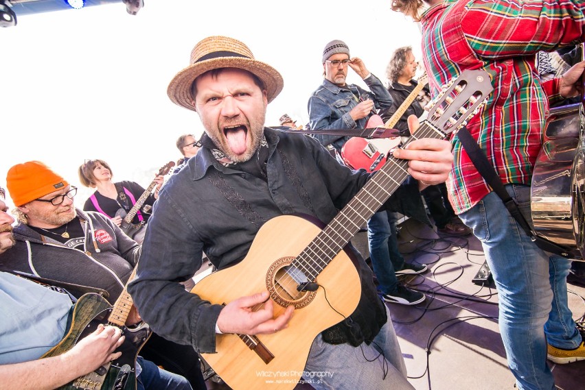 Gitarowy Rekord Guinnessa. Gitarzyści na ściance i nie tylko