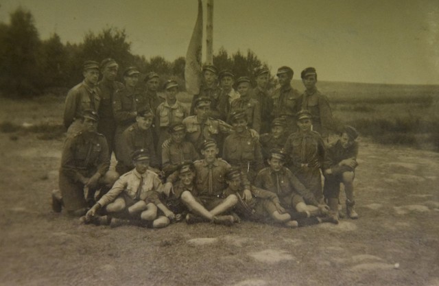 Drużyna im. Zawiszy Czarnego, która powstała w 1925 roku - rok po rozpadzie pierwszej drużyny. Zdjęcie zostało wykonane na obozie w Brudzewie. Były to ostatnie wakacje harcerzy przed II wojną światową