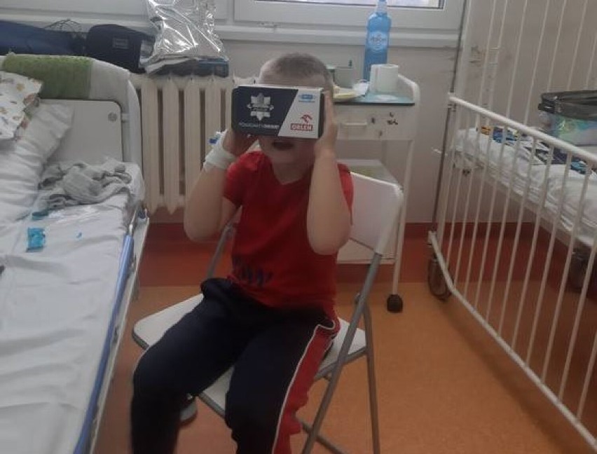 Paczki dla pacjentów szpitala i okulary VR dla kierowców. Policja w roli Mikołaja