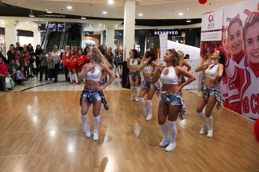 W Alfa Centrum w Gdyni trwa akcja cheerleaderki. W weekend w...