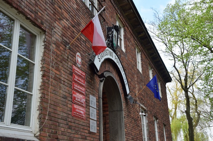 Biało-czerwony Nowy Dwór Gdański. Flagi zawisły w całym mieście