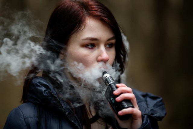 Szacuje się, że co czwarty nastolatek w Polsce pali e-papierosy, a 25 proc. z nich uważa, że one nie uzależniają.