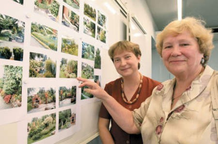 Adriana Kuwaczka z mamą Danielą pokazują fotografię swojego ogrodu, podczas rozstrzygnięcia konkursu.
