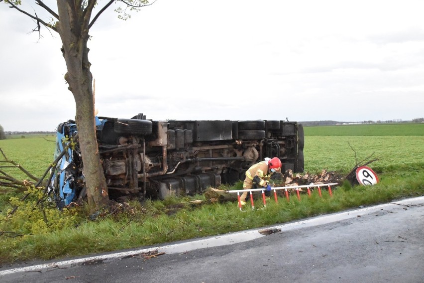 Wypadek pod Śremem. Dachowała ciężarówka na DW 432 w okolicy Wyrzeki