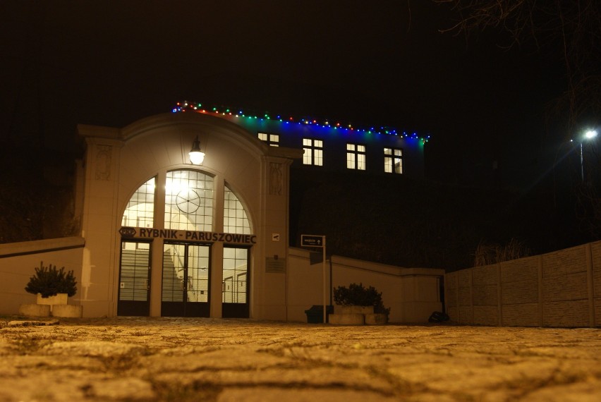 Dworzec na Paruszowcu cały w kolorowych świątecznych lampkach