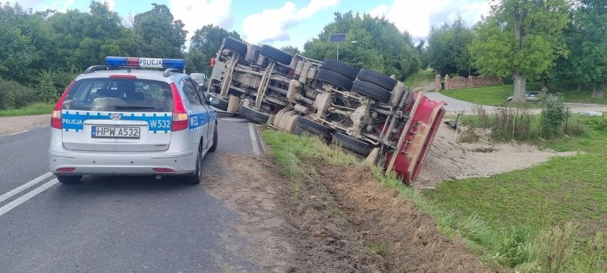 Na drodze nr 162 przewróciła się ciężarówka