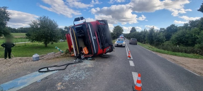 Na drodze nr 162 przewróciła się ciężarówka