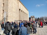 Ewakuacja w Muzeum Narodowym w Krakowie, tłum ludzi przed gmachem. Uruchomiła się czujka pożarowa