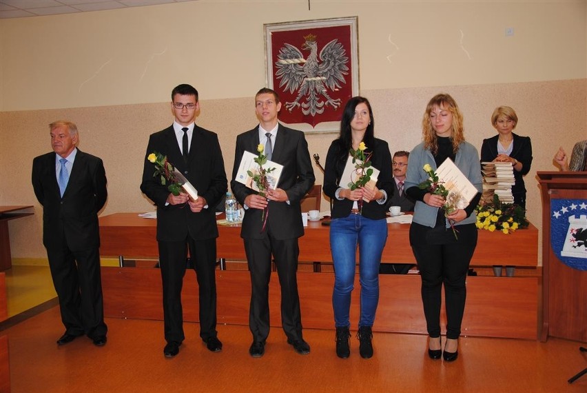 Janina Kwiecień wręczyła nagrody najlepszym uczniom szkół prowadzonych przez powiat kartuski