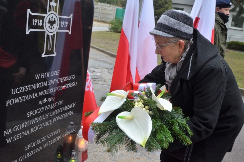 Tablica odsłonięta wczoraj na gorzowskim cmentarzu przy ul....