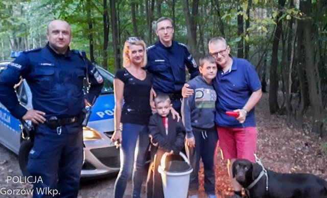 Na szczęście poszukiwania zakończyły się sukcesem i rodzina szybko została odprowadzona do swojego samochodu.