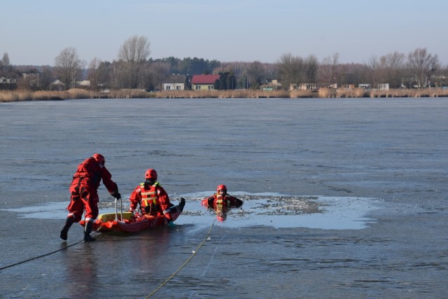 Strażackie ćwiczenia z ratownictwa lodowego na zbiorniku Kępina