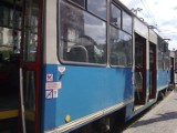 Zderzenie osobówki z tramwajem na Powstańców Śląskich. Tramwaje jadą objazdami przez Hallera
