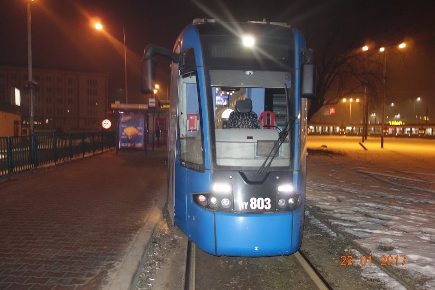 Kraków. Mężczyzna rozbił laską szybę w tramwaju