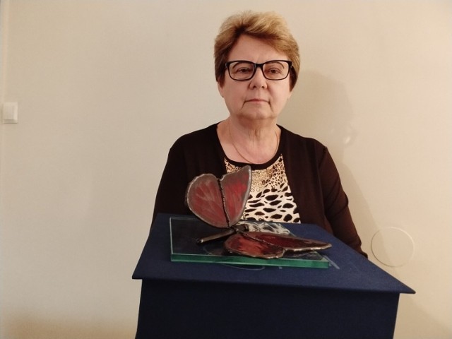 Grażyna Stopa za zredagowanie i opracowanie zbioru „Irenie Jarockiej – Żyjąc – miłuję, miłując – istnieję”, na który złożyły się wiersze jej fanów, których połączyła tęsknota za artystką, uhonorowana została statuetką Kryształowego Motyla Fundacji Ireny Jarockiej 2022.