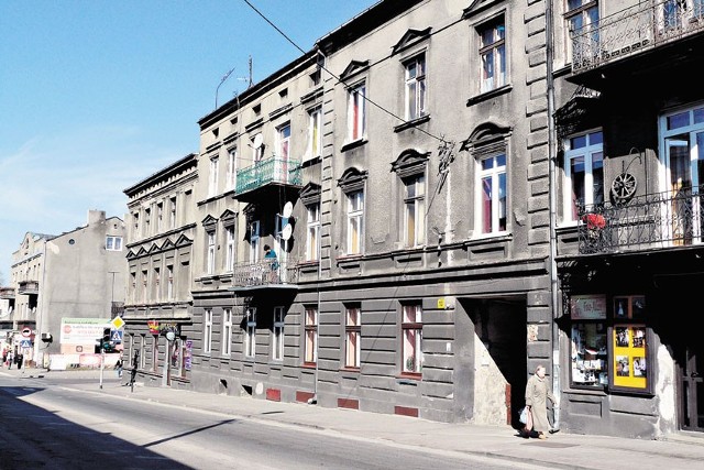 Tylko część zgierskich kamienic, w których znajdują się mieszkania komunalne, jest w dobrym stanie.