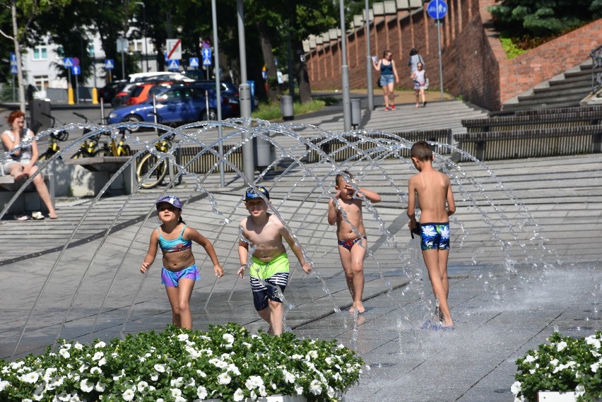 Upał w Rybniku. Dzieci kąpią się w fontannie pod bazyliką