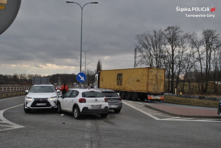 Groźny wypadek w Szałszy. Zderzyły się trzy samochody, a...