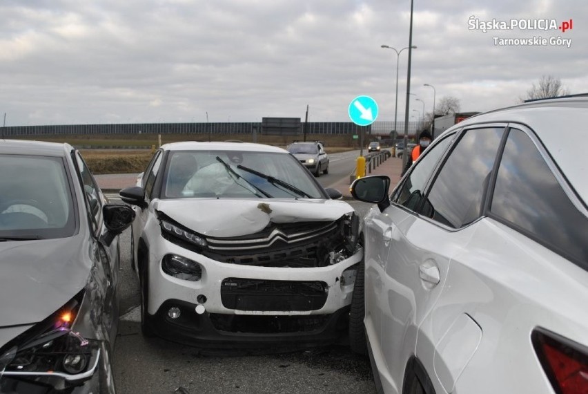Groźny wypadek w Szałszy. Zderzyły się trzy samochody, a...