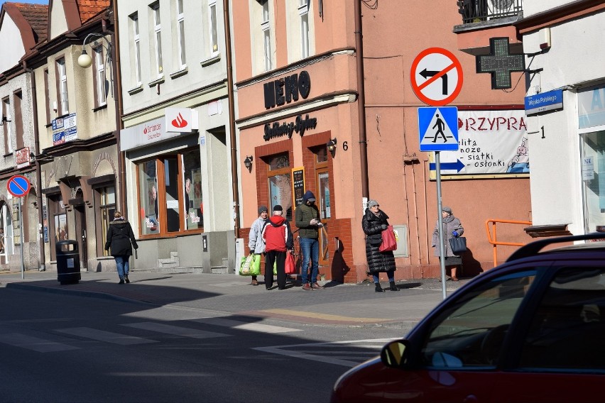 Ulice Chodzieży w pierwszym dniu obowiązywania nowych zakazów. Miasto wciąż "żyje" [ZDJĘCIA]