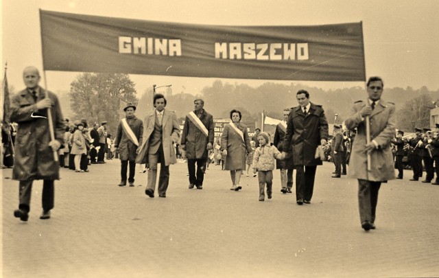 Zdjęcia Stanisława Straszkiewicza z pochodów 1-majowych w Krośnie Odrzańskim (1974-1975).