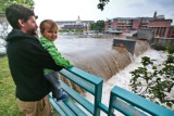 Wrocław. Stan ostrzegawczy na Odrze przekroczony. Robi się niebezpiecznie (ZOBACZ ZDJĘCIA)