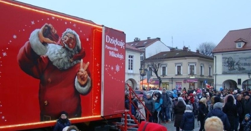 Tłumy zgromadziły się na Rynku w Oświęcimiu przed czterema...