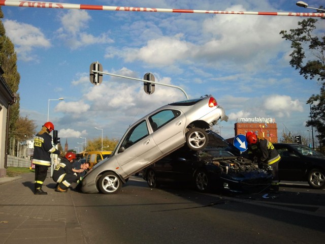 Mondeo na masce peugeota przy Manufakturze