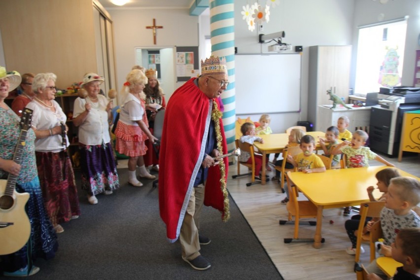 Seniorzy ze spektaklem odwiedzili dwa przedszkola w Jastrowiu